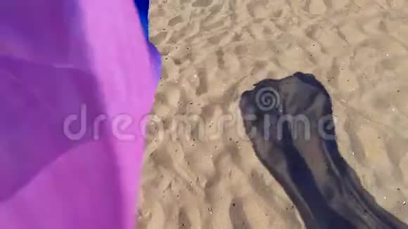 抽象概念背景沙堆上随风飘扬的围巾视频的预览图