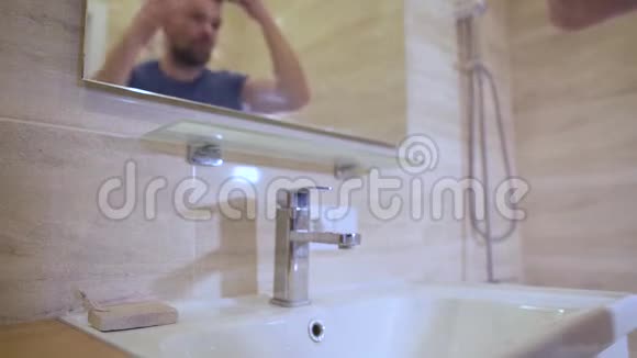 早上的卫生男人梳头刷胡子在浴室里用清水洗脸视频的预览图