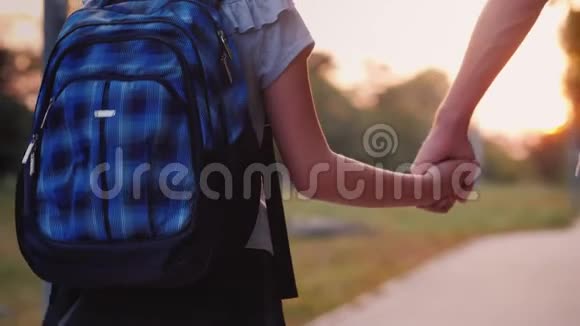 一个年轻人牵着女儿的手去上学视频的预览图