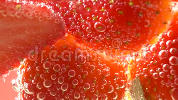 草莓红美丽的进入水与气泡视频的预览图