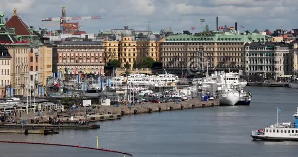 斯德哥尔摩城市景观在Gamla斯坦长廊上看到很多人和船只视频的预览图