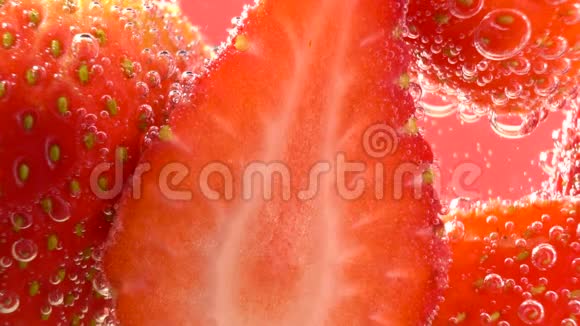 草莓红美丽的进入水与气泡视频的预览图