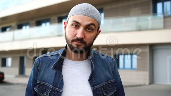 有胡子的年轻穆斯林帅哥在户外微笑视频的预览图