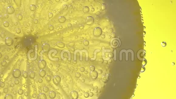 柠檬果片与水气泡紧密的宏观慢运动视频的预览图