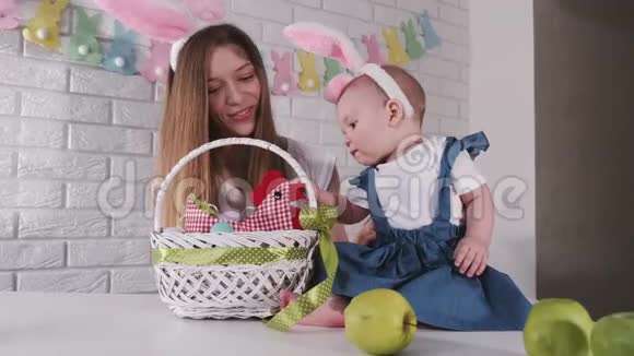 欧洲母亲带着孩子玩复活节彩蛋视频的预览图