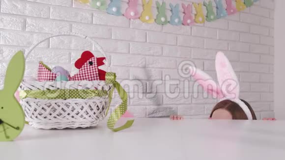兔子的耳朵正在准备好的复活节厨房里的桌子上视频的预览图