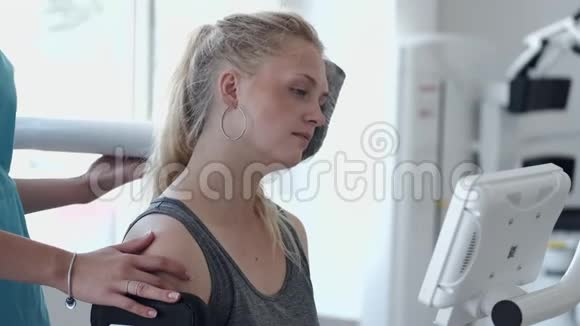 在物理治疗室受伤后康复的妇女视频的预览图