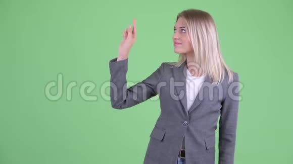 快乐的金发年轻女商人摸东西竖起大拇指视频的预览图