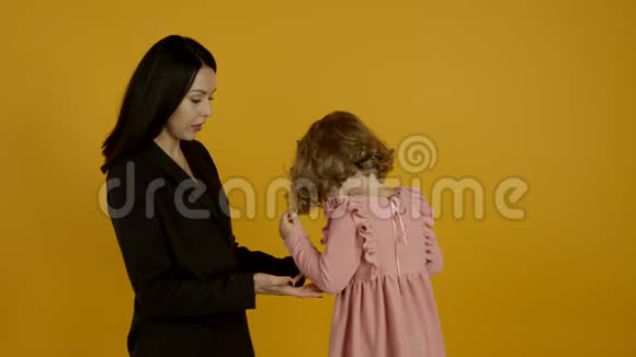 布鲁内特商业女人玩小女儿视频的预览图