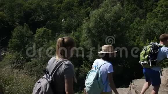 多种朋友在岩石山徒步旅行视频的预览图