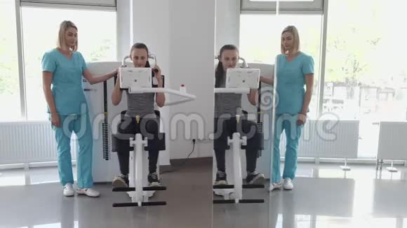 女孩在健身房和治疗师一起做运动的镜像视频的预览图