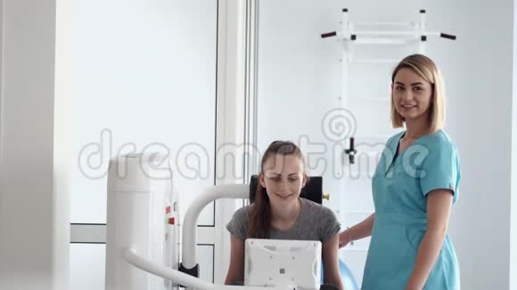 年轻女子在健身房和治疗师一起做模拟练习视频的预览图