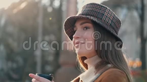 一个戴帽子的时髦女人在喝咖啡微笑着视频的预览图