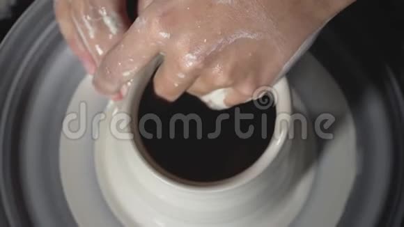 陶工师傅和陶工车轮上的陶土花瓶视频的预览图
