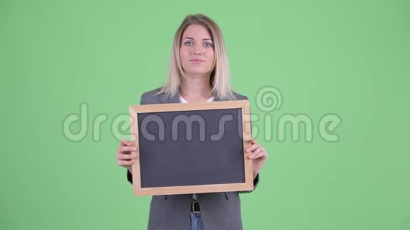 快乐年轻的金发女商人拿着黑板说话视频的预览图