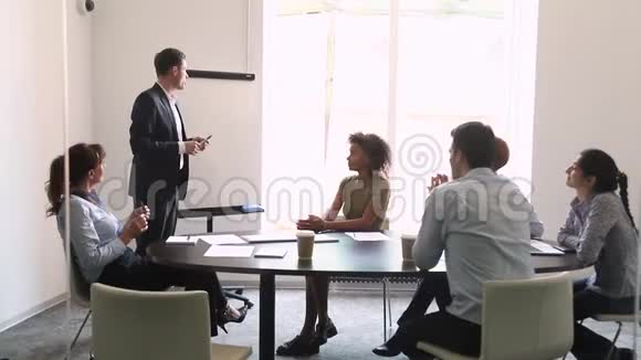 商务培训师为企业员工做演讲商务人士聚集在室内视频的预览图