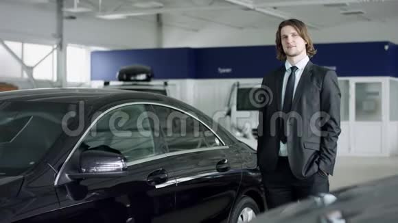 快乐微笑的男人正在看着车里站在车里的摄像头汽车业务汽车销售技术和视频的预览图