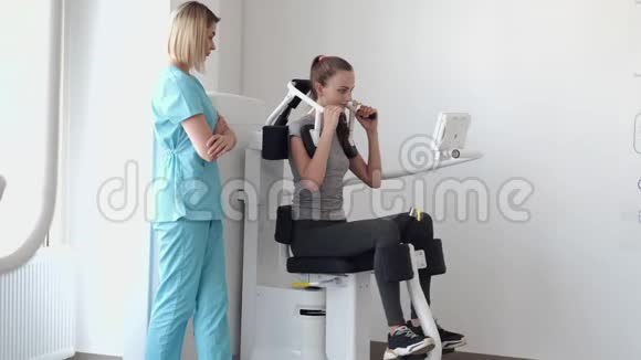 病人使用体育器材和做运动视频的预览图