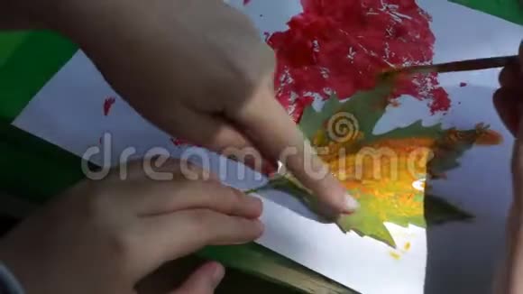 孩子们用水彩画树叶视频的预览图