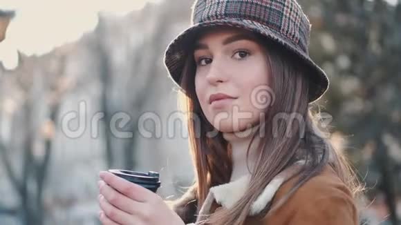 在一个城市的日落时分一位严肃的黑发女士带着咖啡视频的预览图