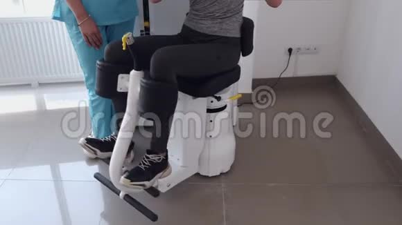 病人有康复在健身房和治疗师一起做运动视频的预览图