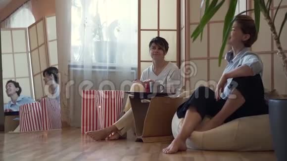 两个可爱的成年女人一起呆在家里两个优雅成熟的女朋友在家放松聊天视频的预览图