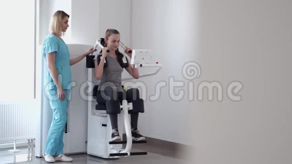 病人使用体育器材和做运动视频的预览图