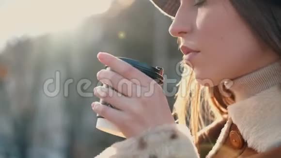 一个戴帽子的时髦女人在喝咖啡微笑着视频的预览图