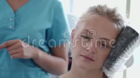 在物理治疗室受伤后康复的妇女视频的预览图