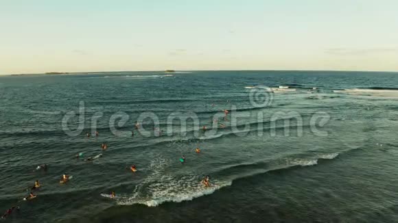 岛上的冲浪点叫云9人们在冲浪视频的预览图