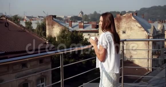 情侣在阳台上喝咖啡拥抱视频的预览图