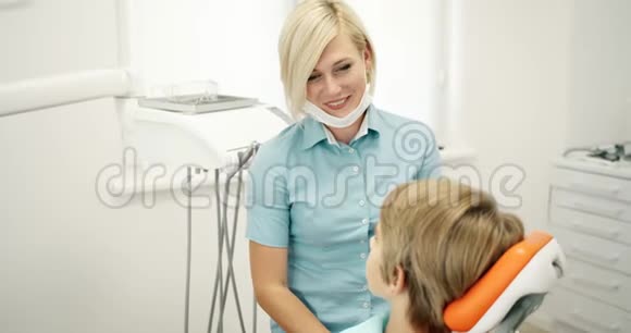 牙医给予男孩高生命视频的预览图