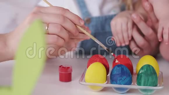 复活节彩蛋是用手涂成不同颜色的视频的预览图