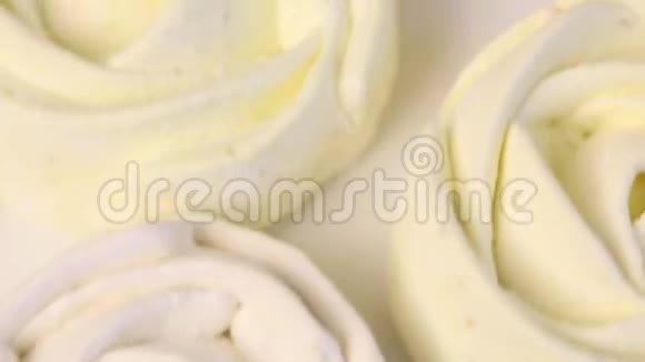 准备好的棉花糖放在桌面上上面包着糖霜视频的预览图