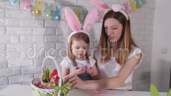 欧洲母亲带着孩子玩复活节彩蛋视频的预览图