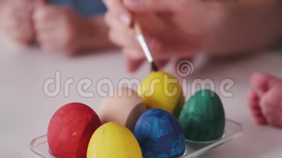 复活节彩蛋是用手涂成不同颜色的视频的预览图