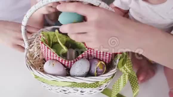 桌上摆着一篮子彩绘的复活节彩蛋视频的预览图