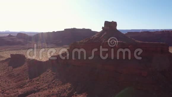 在干燥的亚利桑那州沙漠中围绕红砂岩岩石形成的纪念碑飞行视频的预览图