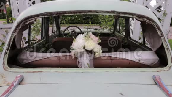 被遗弃的破车与婚礼花束视频的预览图