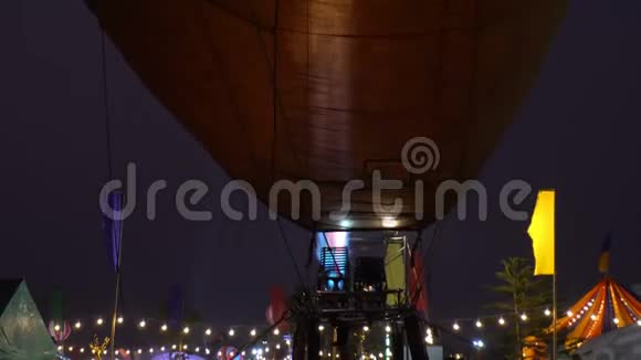 关闭彩色热气球中的丙烷气体燃烧机在地面上空飞行的视频视频的预览图