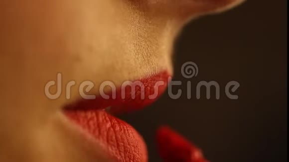 女人涂红唇膏视频的预览图
