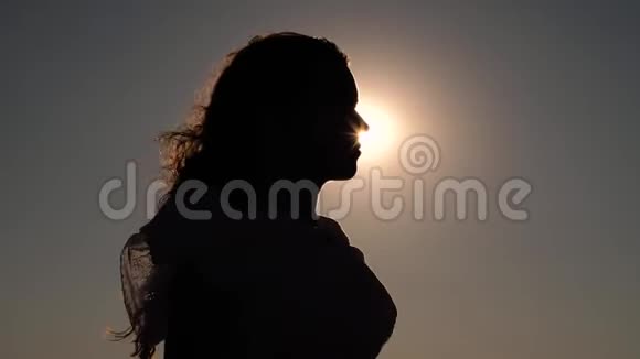 日落时分一个女人的剪影视频的预览图