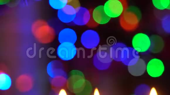 抽象模糊的圣诞节灯光博克背景闪烁的圣诞树灯闪烁视频的预览图