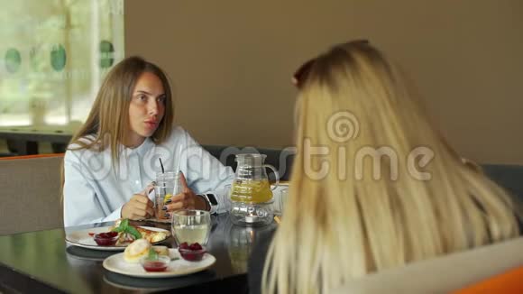 女朋友在漫长的时间后在咖啡厅见面视频的预览图
