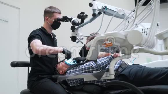 牙医在手术中使用技术设备视频的预览图