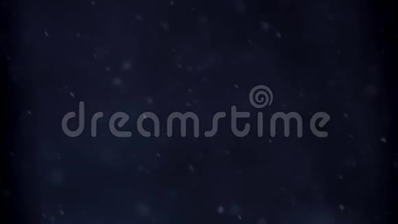 黑色背景上孤立的降雪视频的预览图