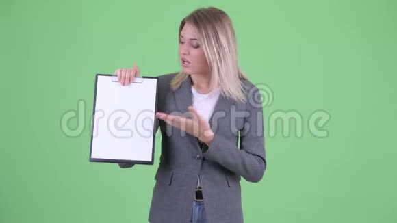 一位年轻的金发女商人展示剪贴板竖起大拇指视频的预览图