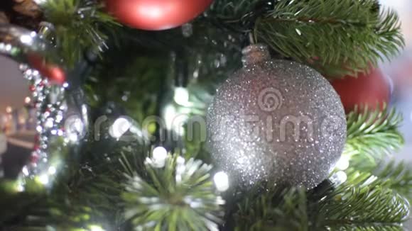 装饰圣诞树特写红银球和带灯的花环新年照片与博克冬季假日灯光视频的预览图