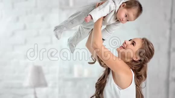 妈妈很欣赏小宝宝抬头挺胸充满了快乐和积极的情绪视频的预览图