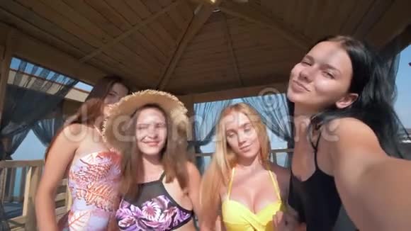与朋友自拍快乐的女朋友在海边的平房里享受暑假在镜头前玩得开心视频的预览图